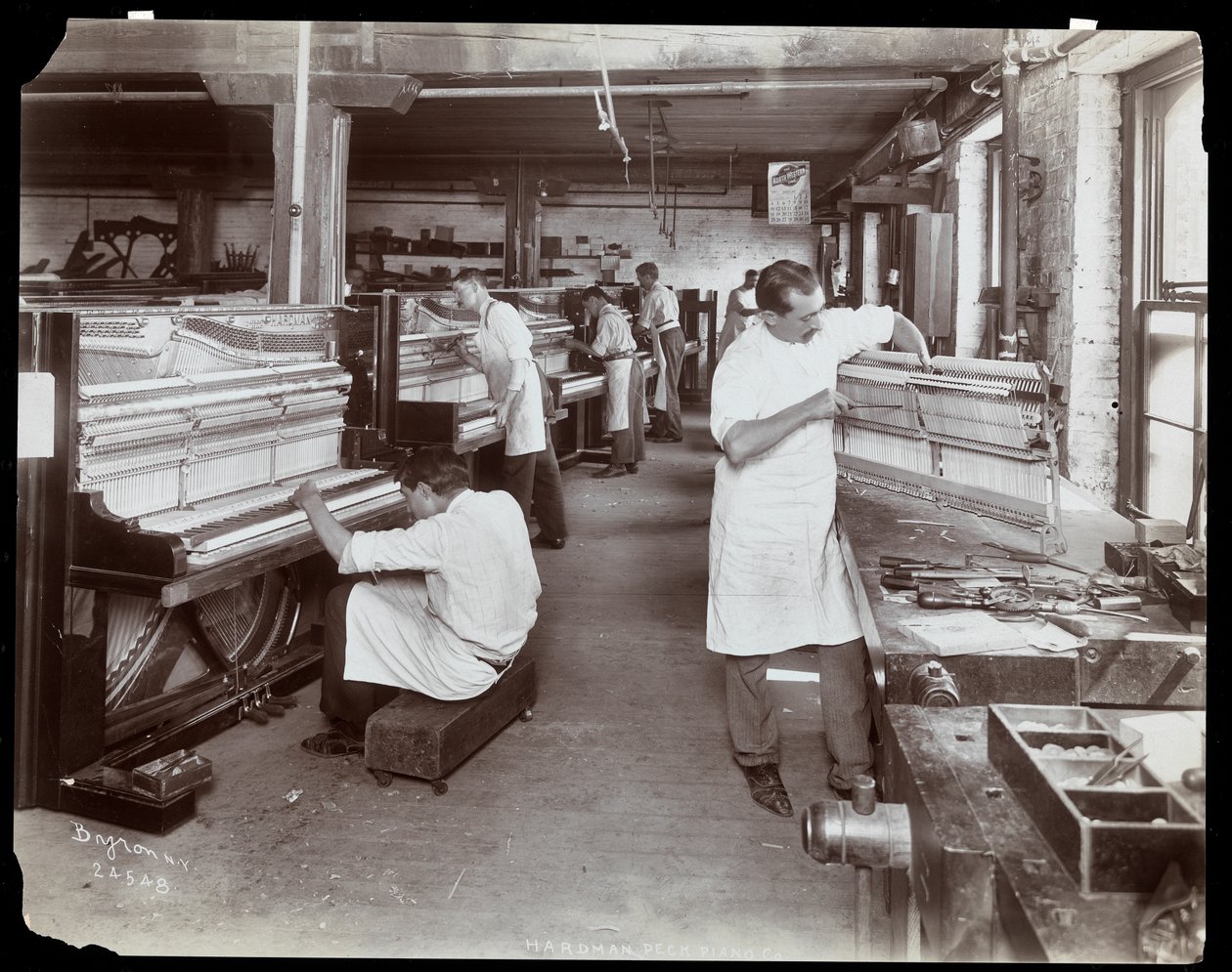 Menn som arbeider i Hardman, Peck und Co. pianofabrikk, New York, 1907 (sølv gelatintrykk) av Byron Company