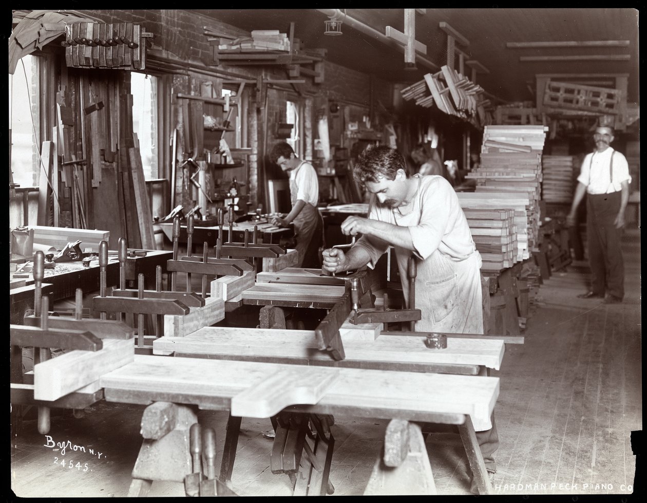 Menn som arbeider i Hardman, Peck und Co. pianofabrikk, New York, 1907 (sølv gelatintrykk) av Byron Company