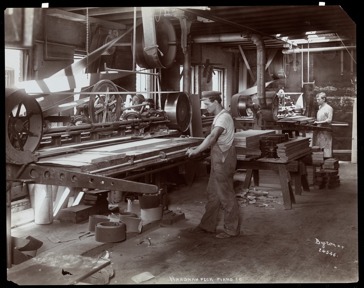 Menn som arbeider i Hardman, Peck und Co. pianofabrikk, New York, 1907 (sølv gelatintrykk) av Byron Company