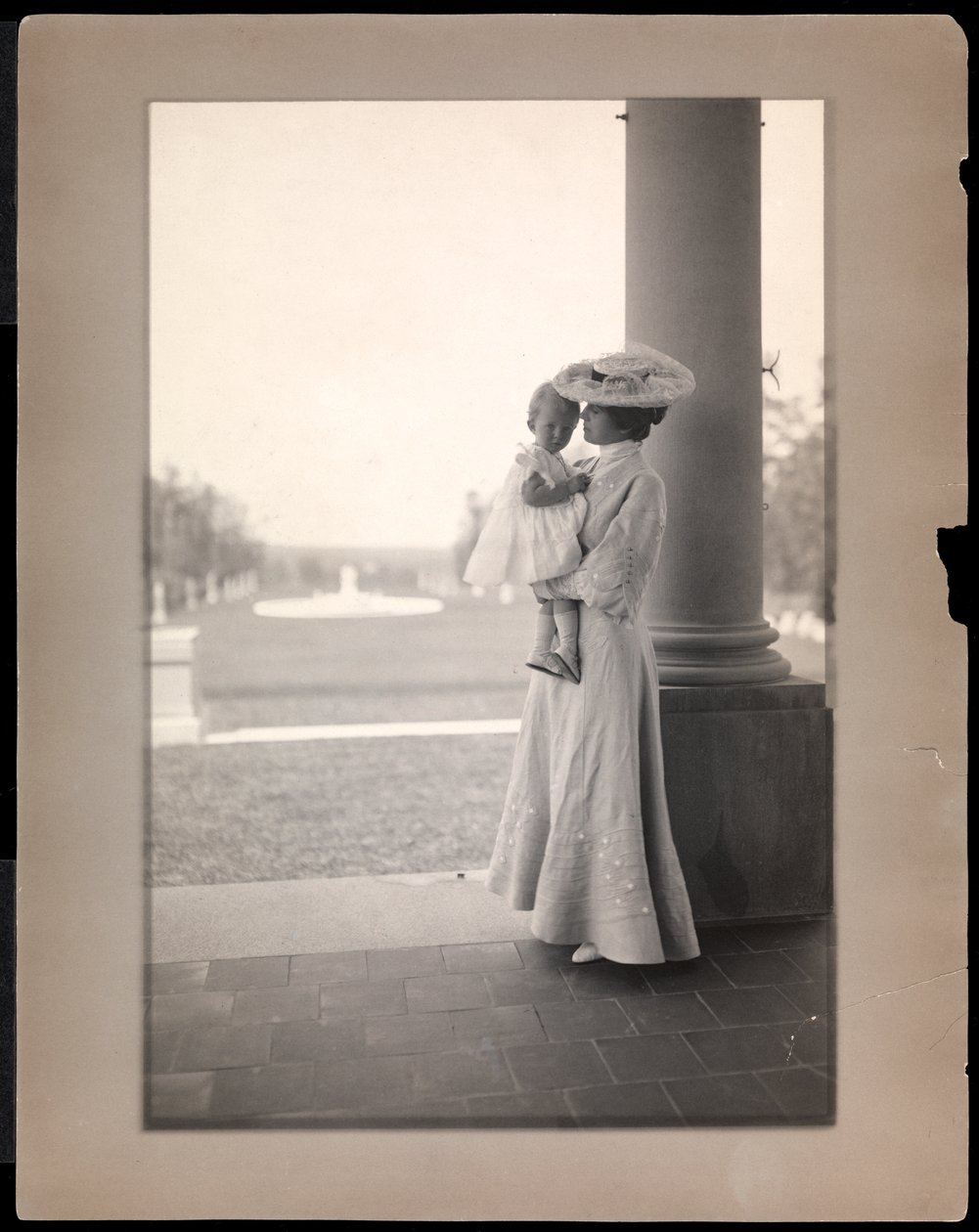 Mrs. Clarence Mackay og barn i portikken til Harbor Hill, Long Island 1898-1910 (platinatrykk) av Byron Company