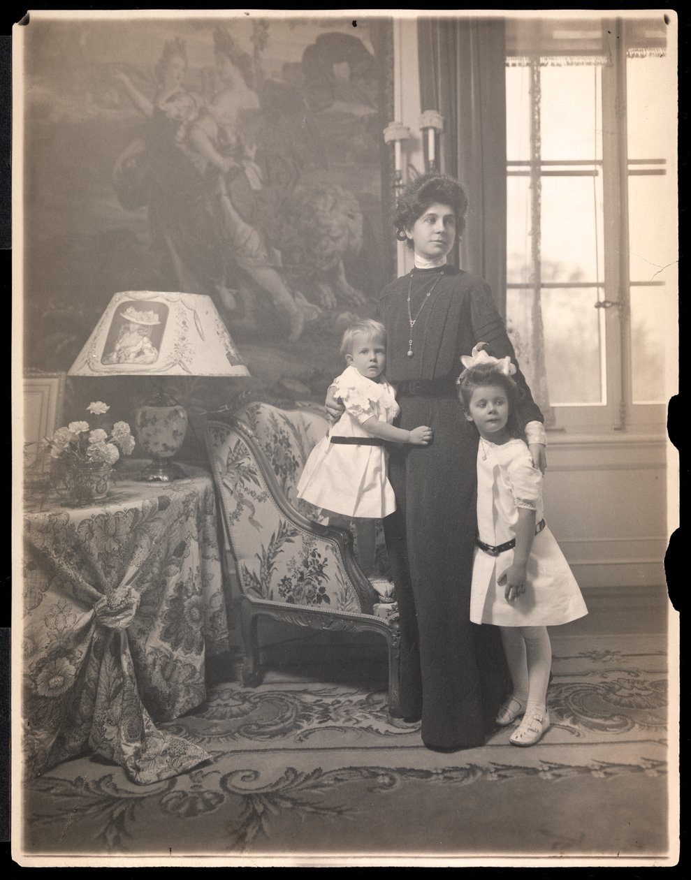 Mrs. Clarence Mackay med barna sine på Harbor Hill, Long Island, ca. 1905 (platinatrykk) av Byron Company