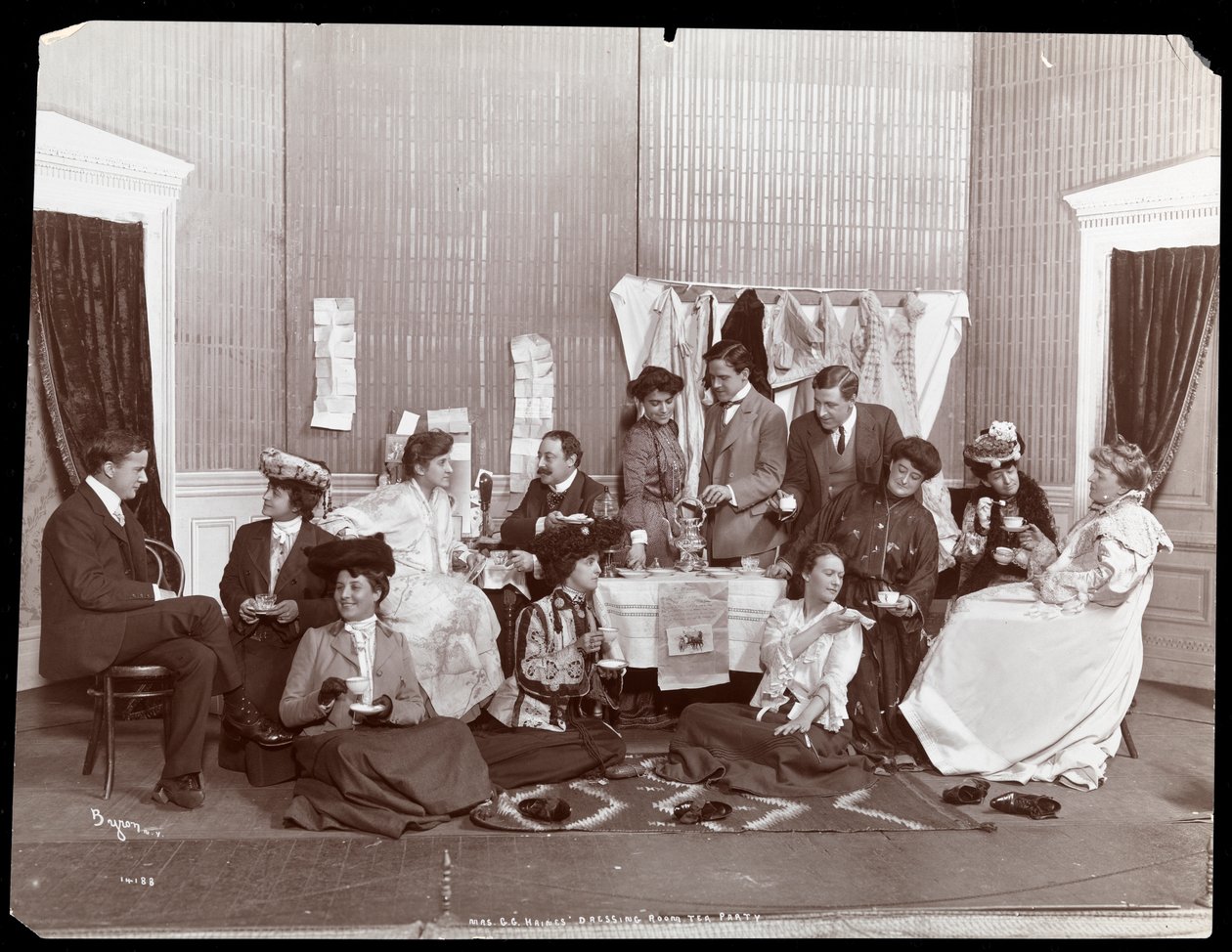Fru G.G. Haines, Teselskap i omkledningsrom, 1902 (sølv gelatintrykk) av Byron Company