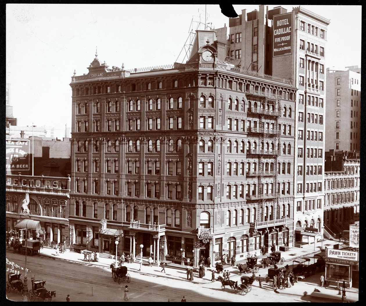 Nordøstlige hjørne av Hotel Cadillac på Broadway og 43rd Street, New York, 1907 (sølv gelatintrykk) av Byron Company