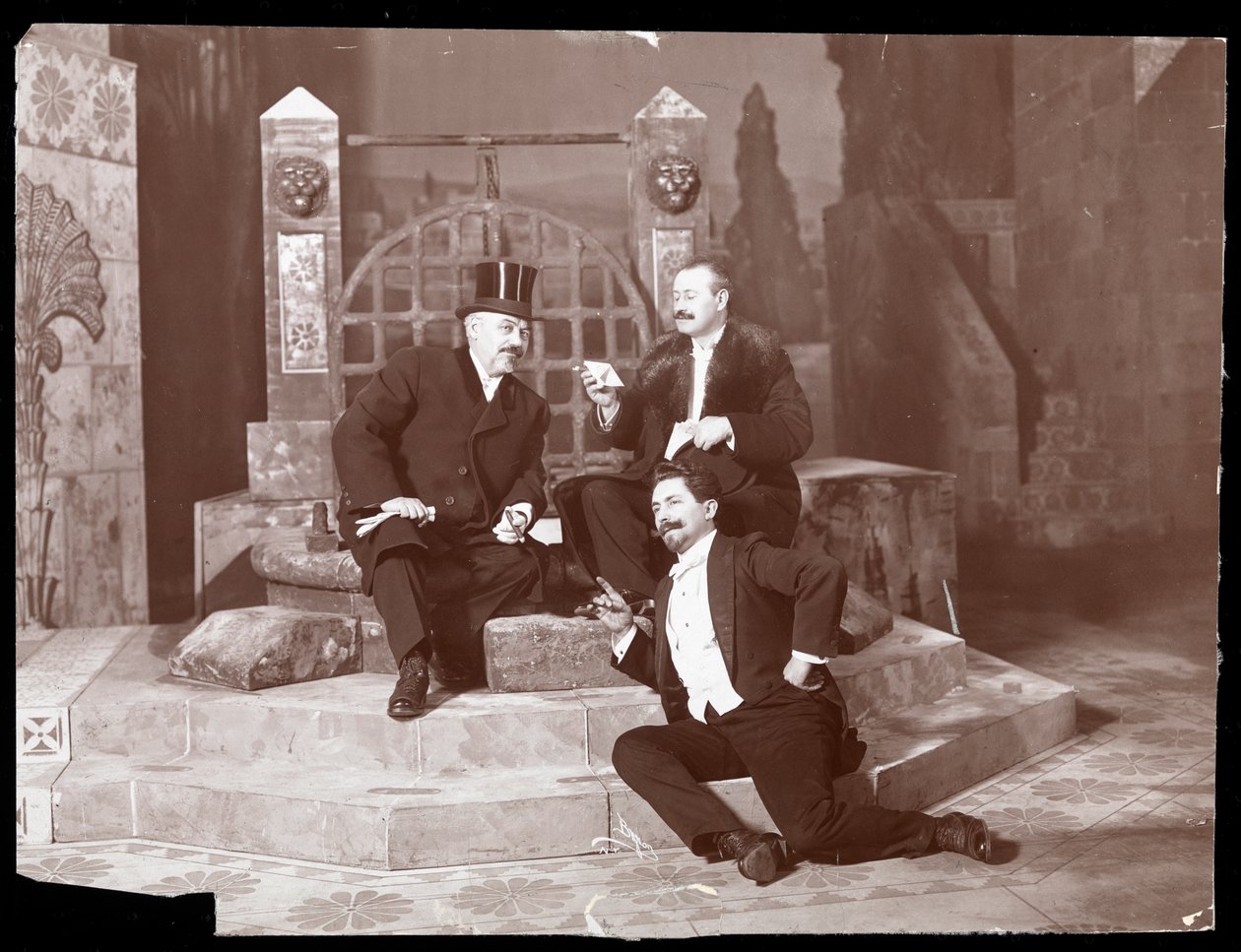 Oscar Hammerstein og to andre på Manhattan Opera House, ca. 1905 (sølv gelatintrykk) av Byron Company