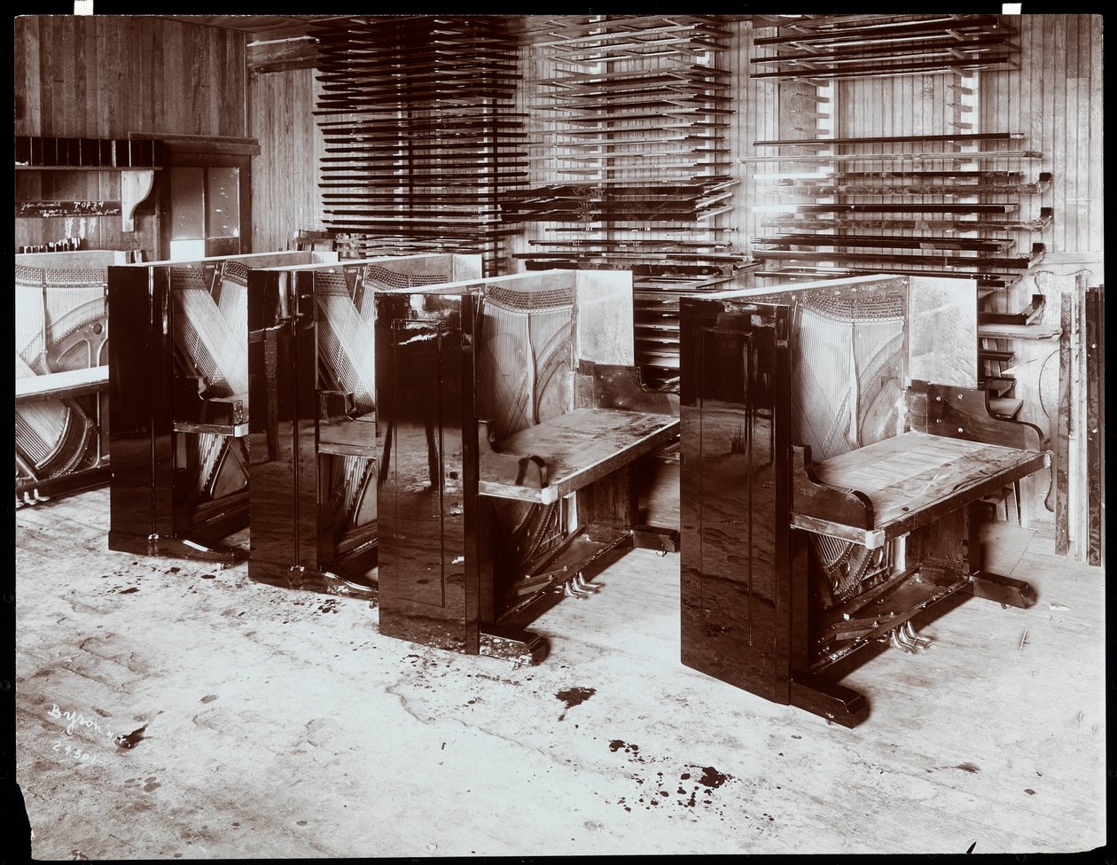 Pianoer under bygging på Hardman, Peck und Co.-fabrikken, New York, 1907 (sølvgelatintrykk) av Byron Company