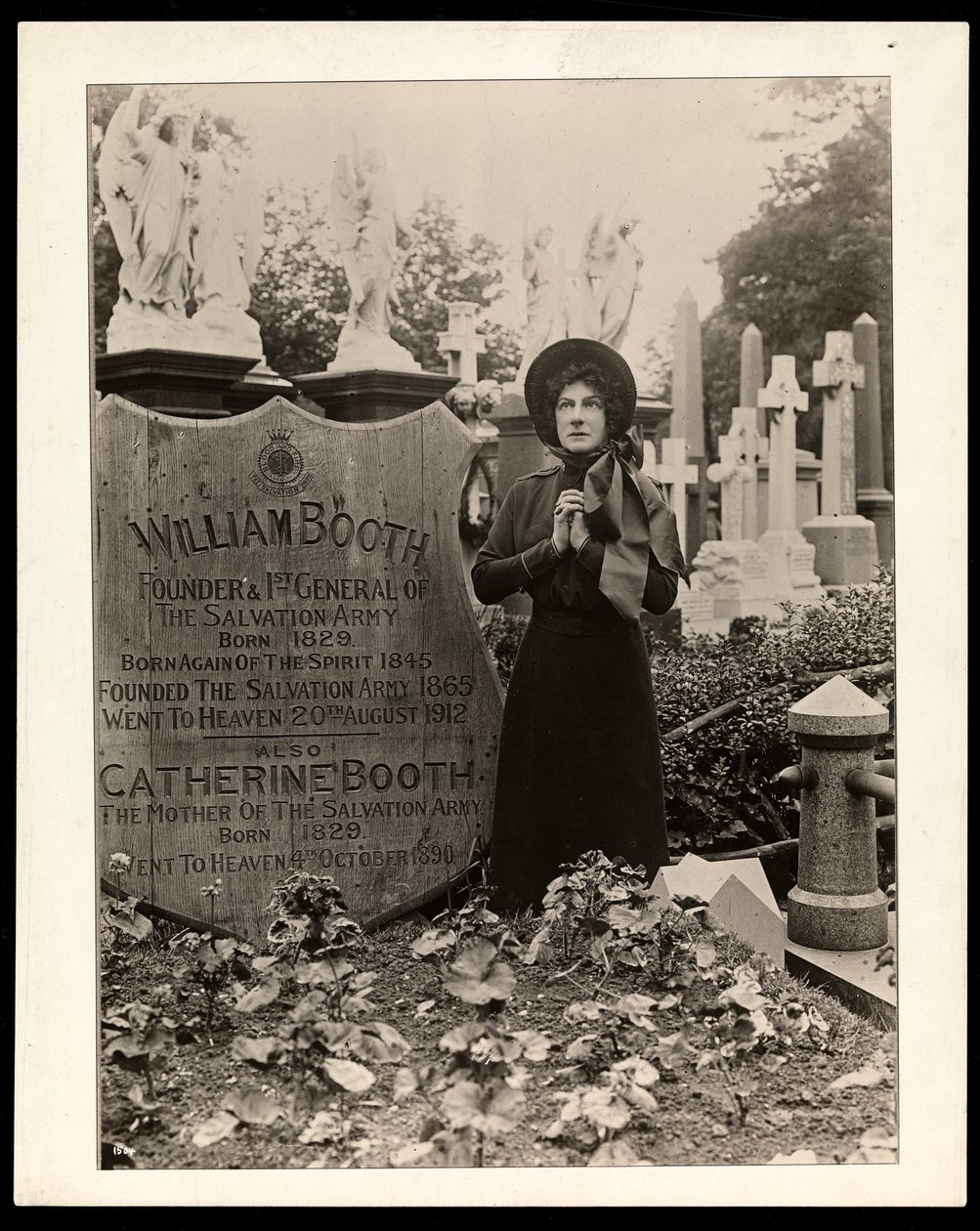 Portrett av Eva Booth ved graven til faren hennes, general William Booth, ca. 1915 (sølv gelatintrykk) av Byron Company