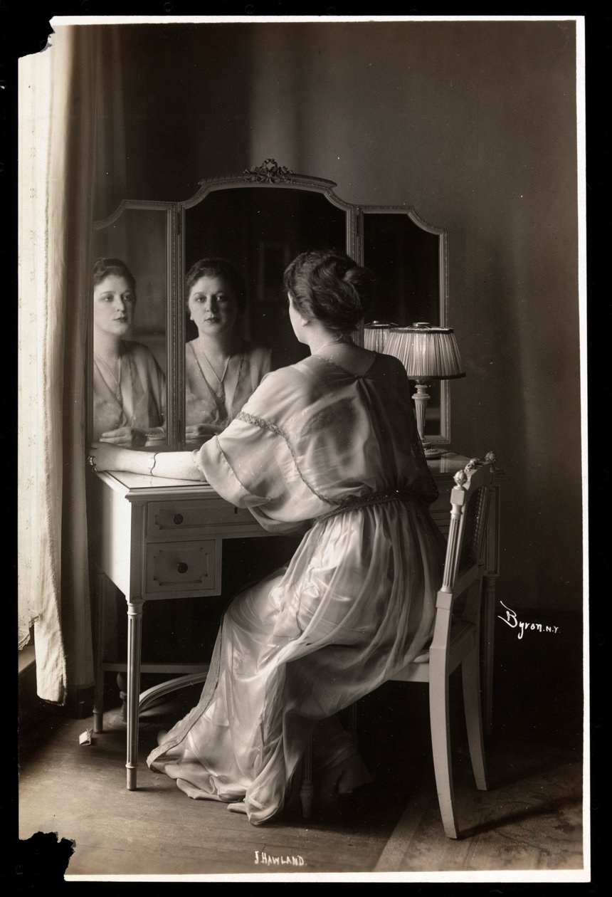 Portrett av Jobyna Howland sittende ved toalettbordet hennes, 1908-9 (sølv gelatintrykk) av Byron Company
