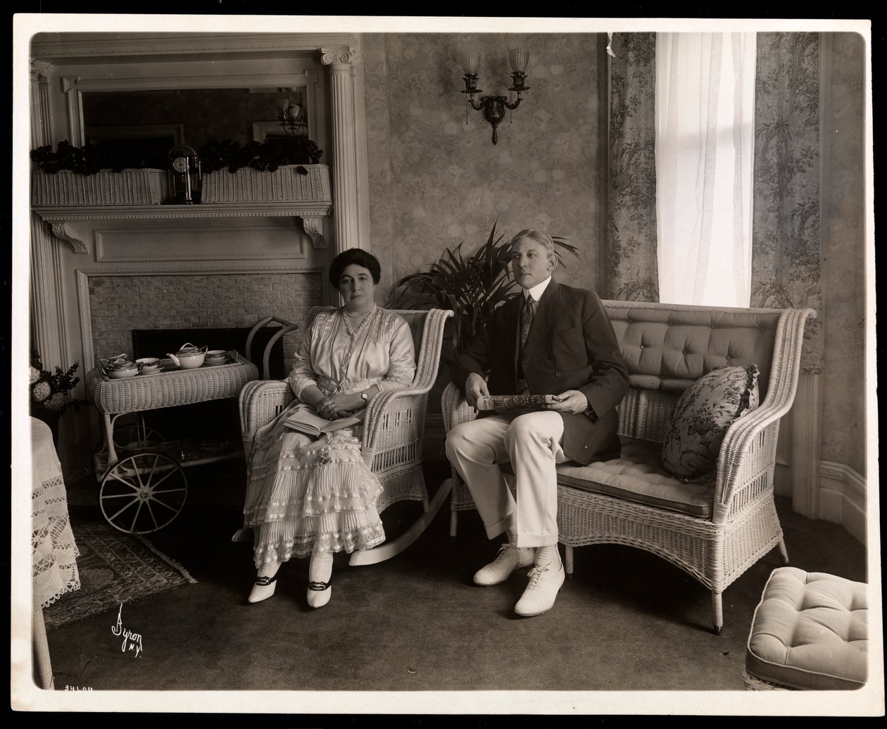 Portrett av Mr. og Mrs. Howard sittende posert i en stue i hjemmet deres på 200 5th Avenue, New York, 1916-6 (sølv gelatintrykk) av Byron Company