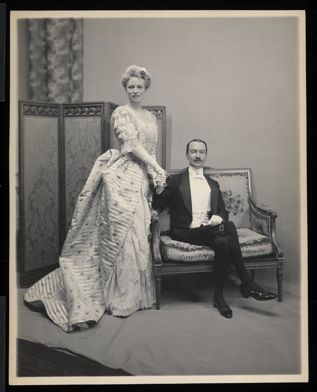 Portrett av en uidentifisert mann og kvinne på James Hazen Hyde Ball, New York, 31. januar 1905 (sølv gelatintrykk) av Byron Company