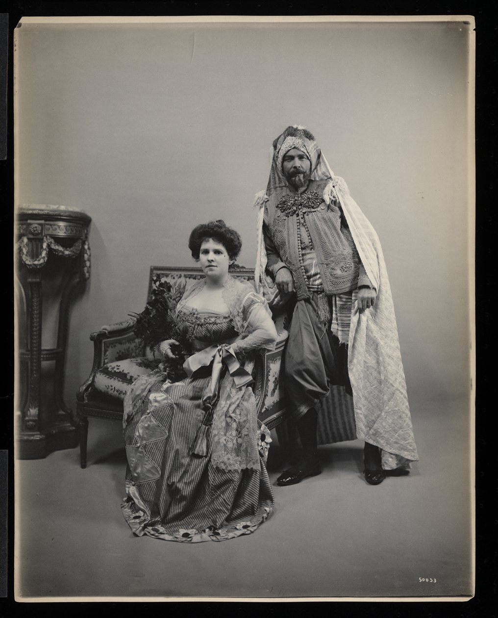 Portrett av en uidentifisert mann og kvinne på James Hazen Hyde Ball, New York, 31. januar 1905 (sølv gelatintrykk) av Byron Company