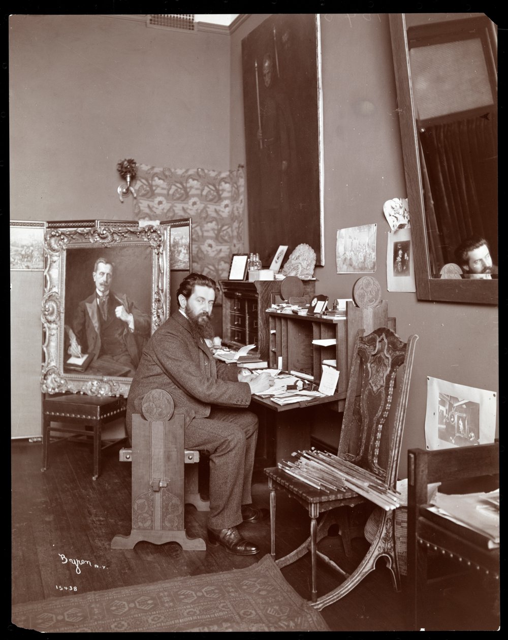 Portrett av portrettmaleren Richard Hall, 1903 (sølv gelatintrykk) av Byron Company