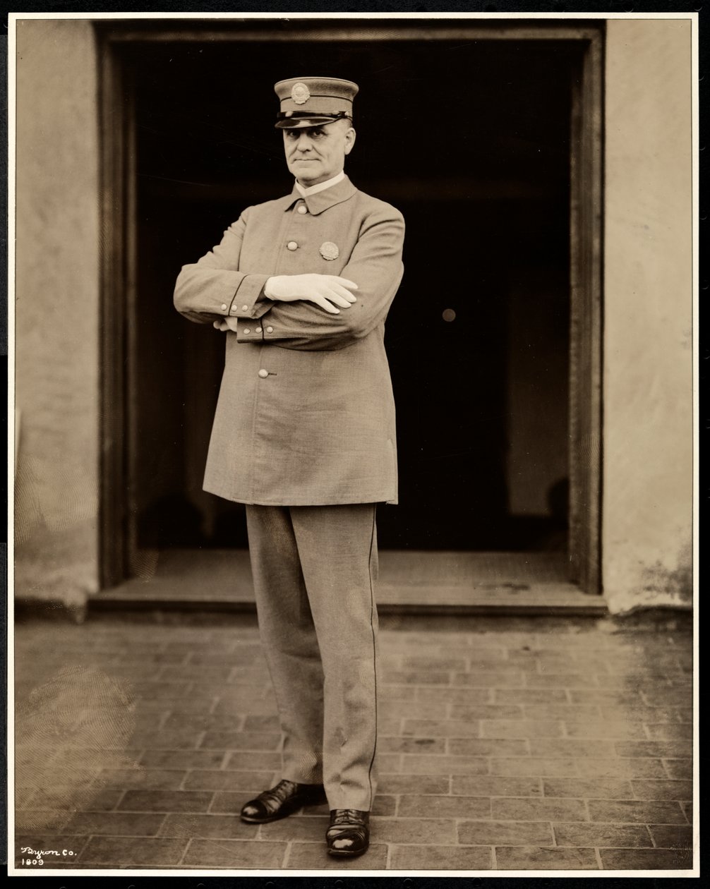 Portrett av den høyeste politimannen på Hotel Commodore, 1922 (sølv gelatintrykk) av Byron Company