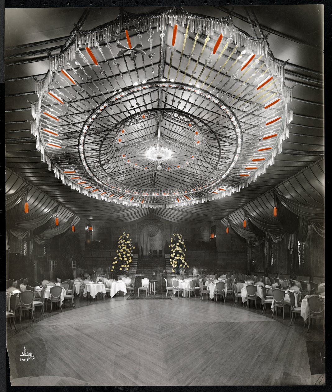 Mottaksrom på Ritz-Carlton Hotel, 1915 eller 1916 (håndfarget sølvgelatintrykk) av Byron Company