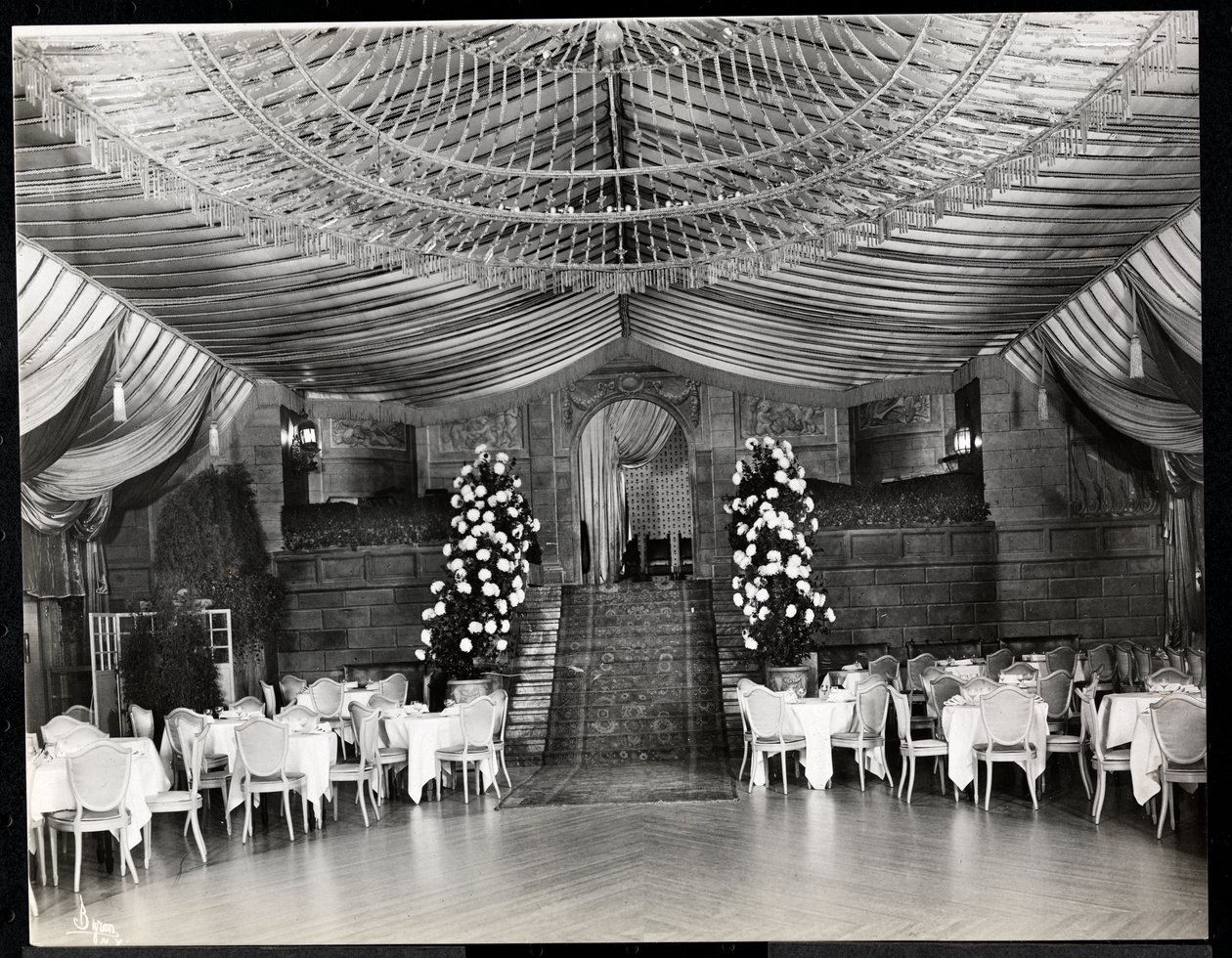 Mottaksrom på Ritz-Carlton Hotel, 1915 eller 1916 (sølv gelatintrykk) av Byron Company