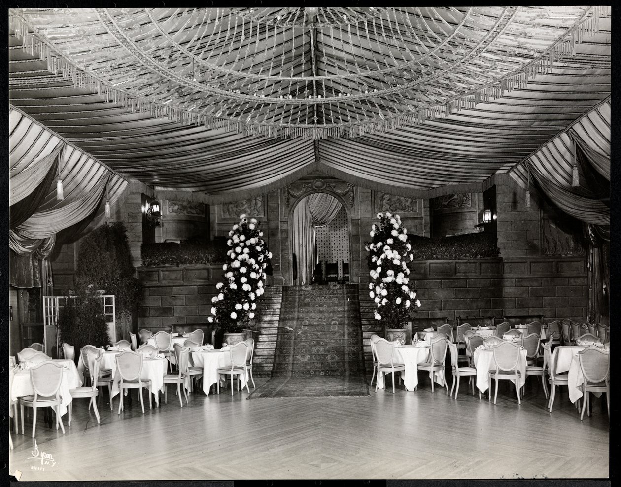 Mottaksrom på Ritz-Carlton Hotel, 1915 eller 1916 (sølv gelatintrykk) av Byron Company