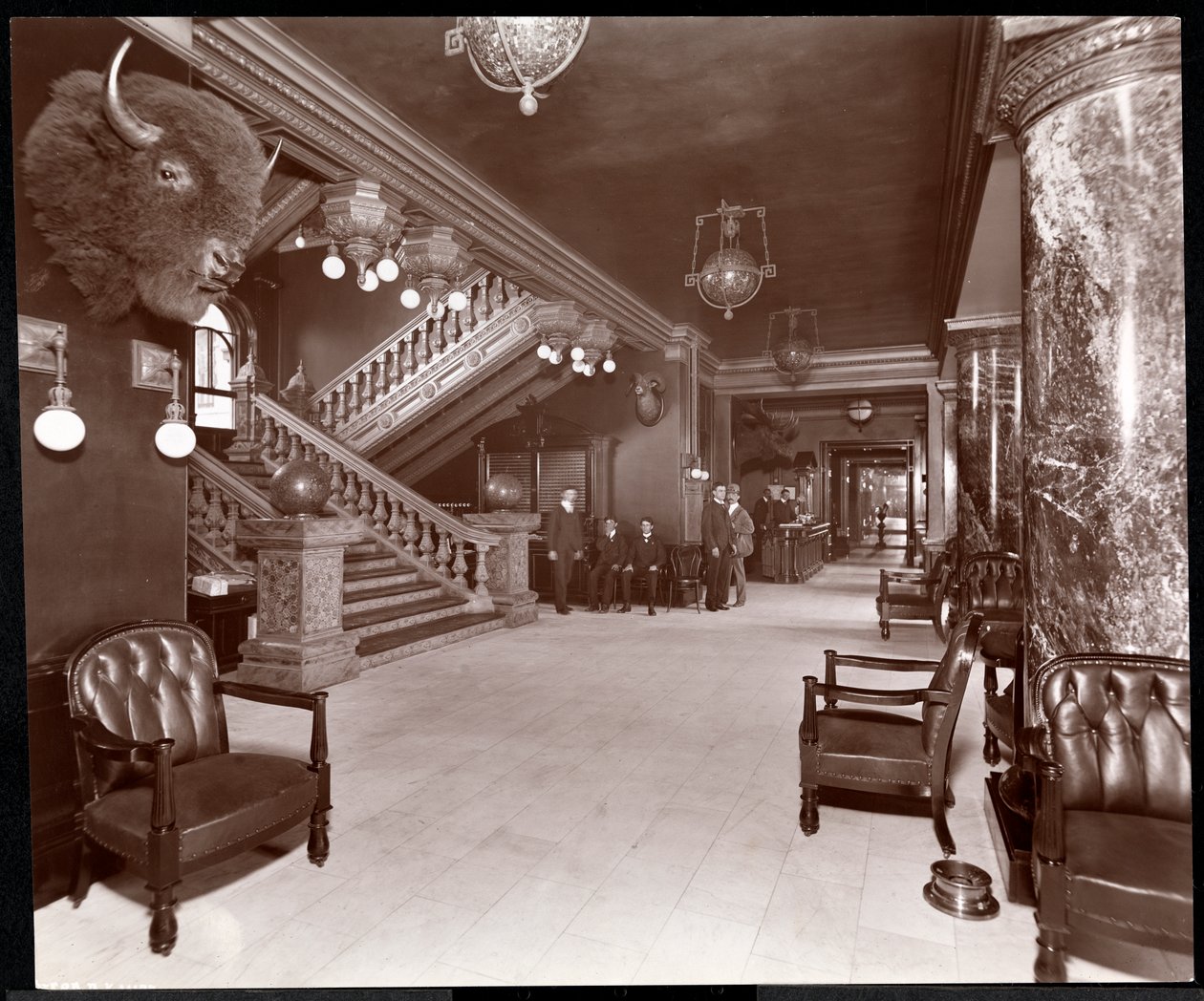 Trapp og lobby på Park Avenue Hotel, 1901 eller 1902 (sølv gelatintrykk) av Byron Company