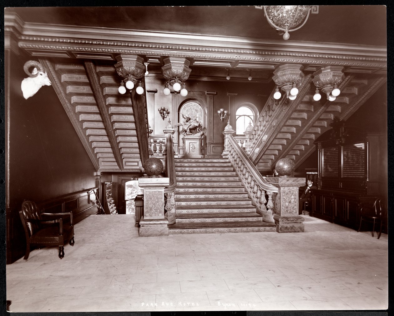 Trapp på Park Avenue Hotel, 1901 eller 1902 (sølv gelatintrykk) av Byron Company