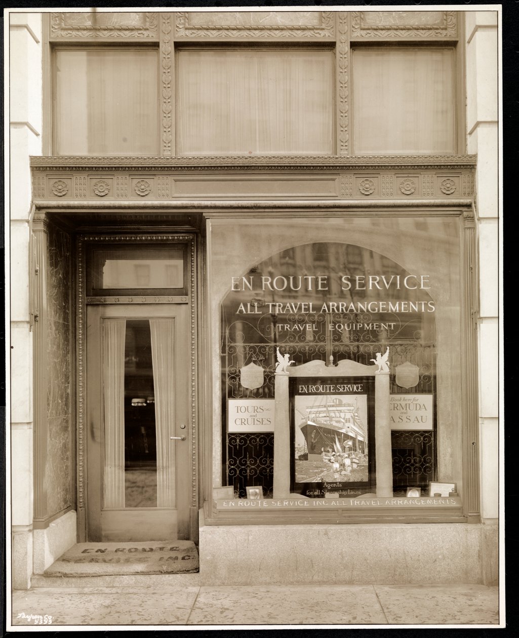 Butikkfront av En Route Service, Inc., på Savoy Plaza Hotel, 59th Street og 5th Avenue, New York, 1928 (sølv gelatintrykk) av Byron Company