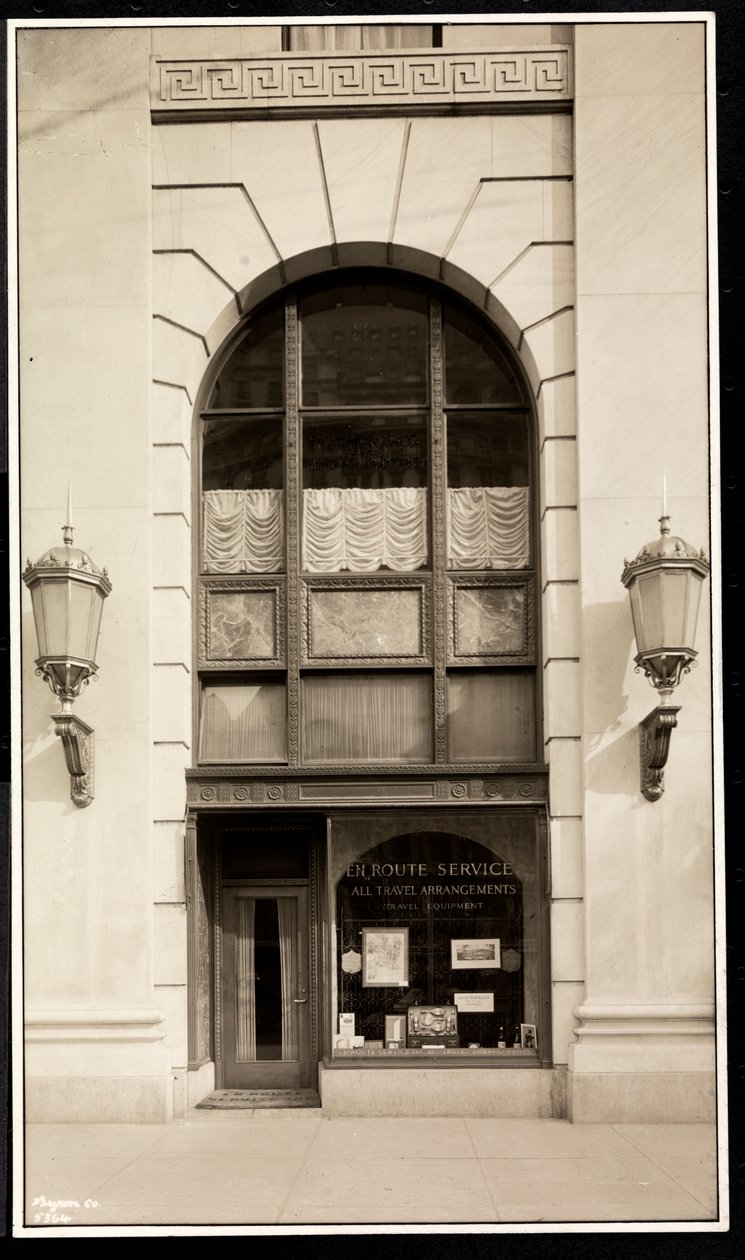 Butikkfront til En Route Service, Inc., på Savoy Plaza Hotel, 59th Street og 5th Avenue, New York, 1928 (sølv gelatintrykk) av Byron Company