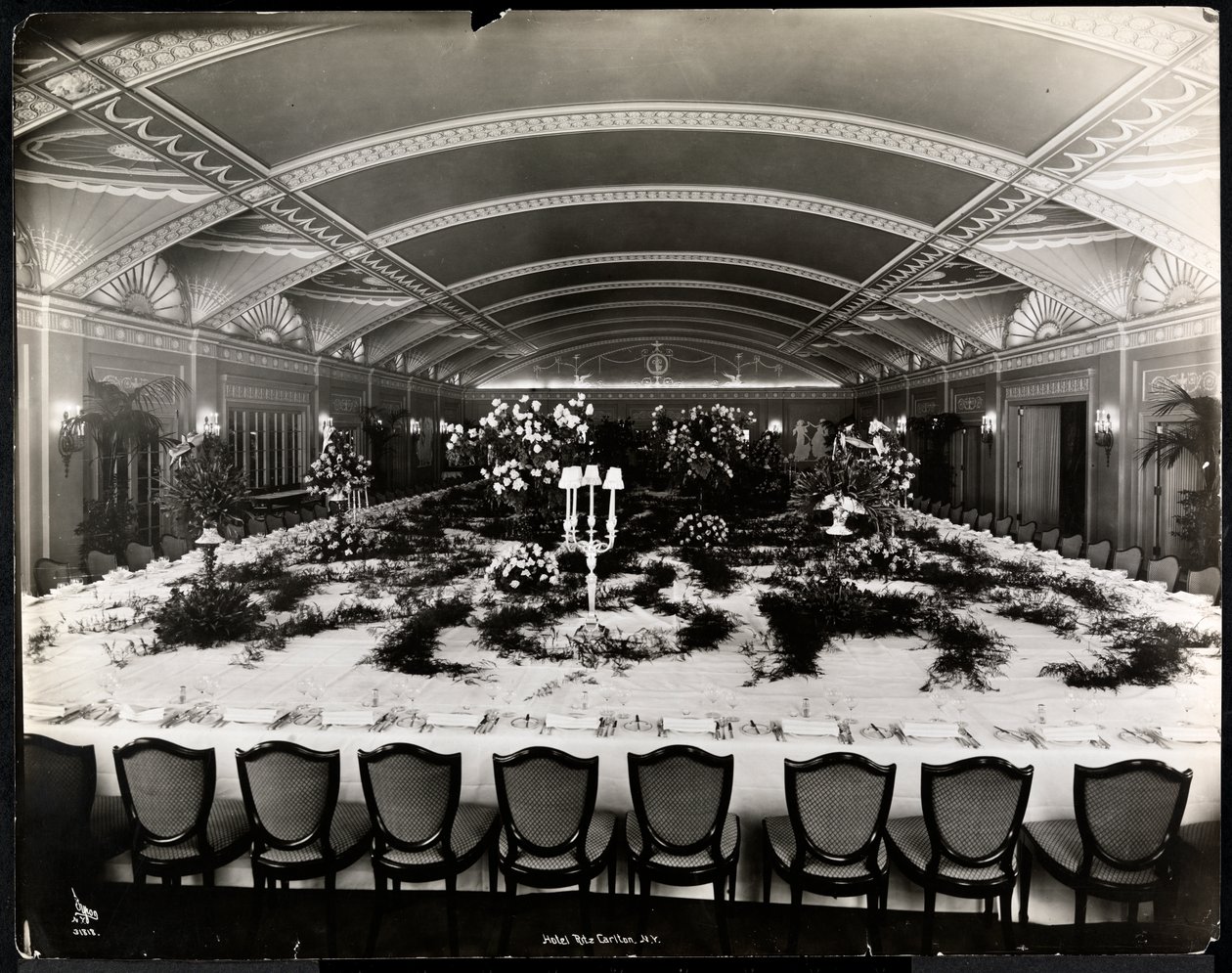 Bord dekket for en bankett på Ritz-Carlton Hotel, 1913 (sølv gelatintrykk) av Byron Company