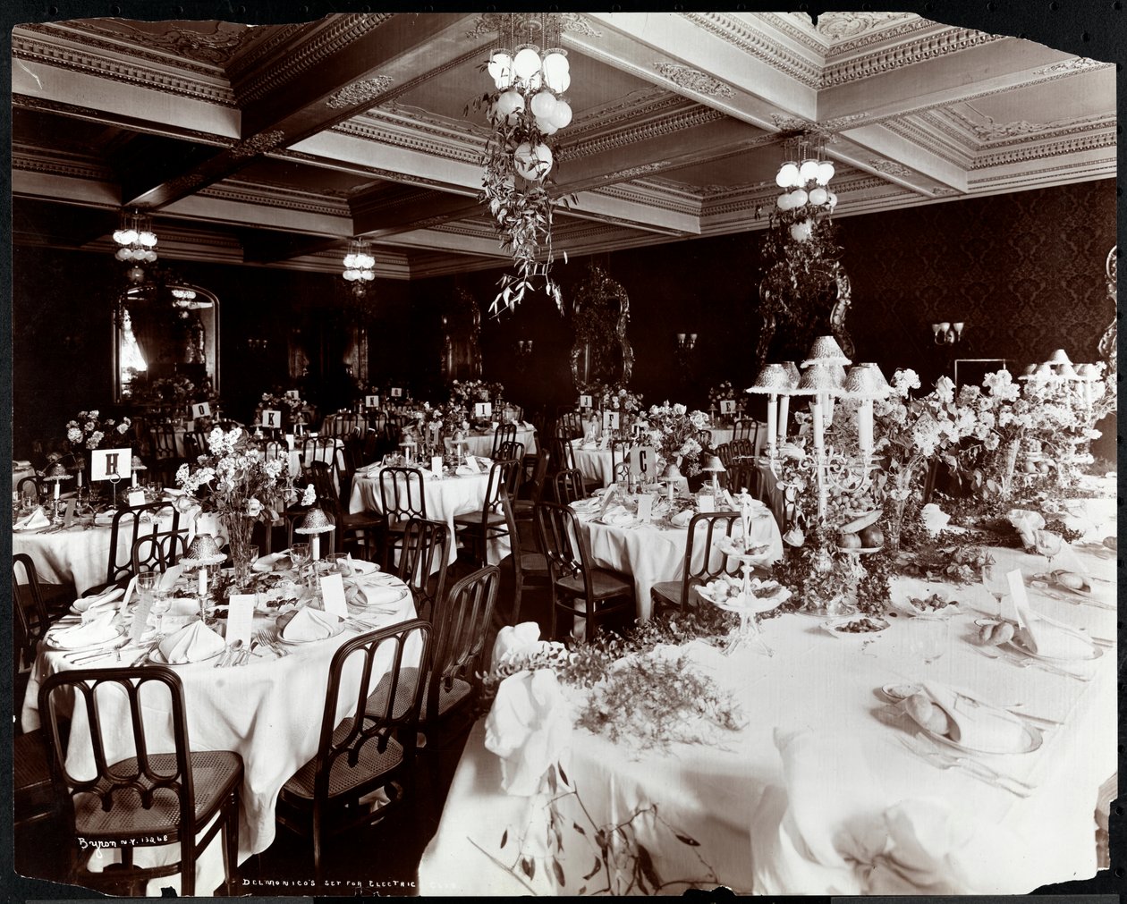 Bord dekket til Electric Clubs bankett på Hotel Delmonico, 1902 (sølv gelatintrykk) av Byron Company