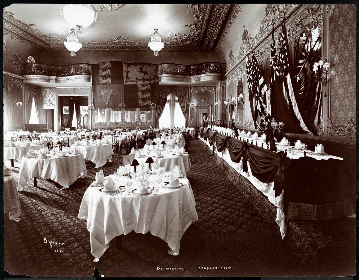 Bord dekket i bankettrommet på Hotel Delmonico, 1902 (sølv gelatintrykk) av Byron Company