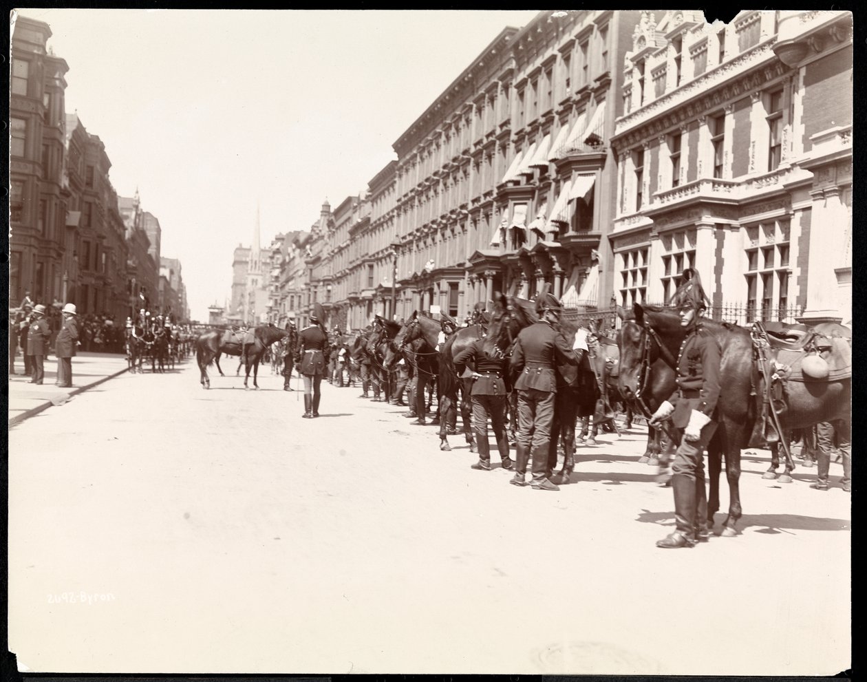 Guvernørens stab venter på ankomsten til Li Hung Chang på Waldorf Astoria Hotel, 34th Street, New York, 1896 (sølv gelatintrykk) av Byron Company