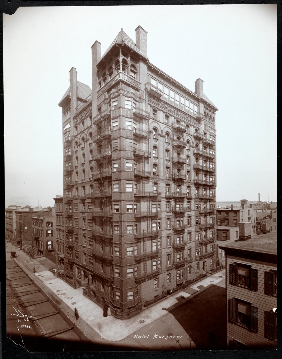 The Hotel Margaret, Brooklyn, 1907 (sølv gelatintrykk) av Byron Company
