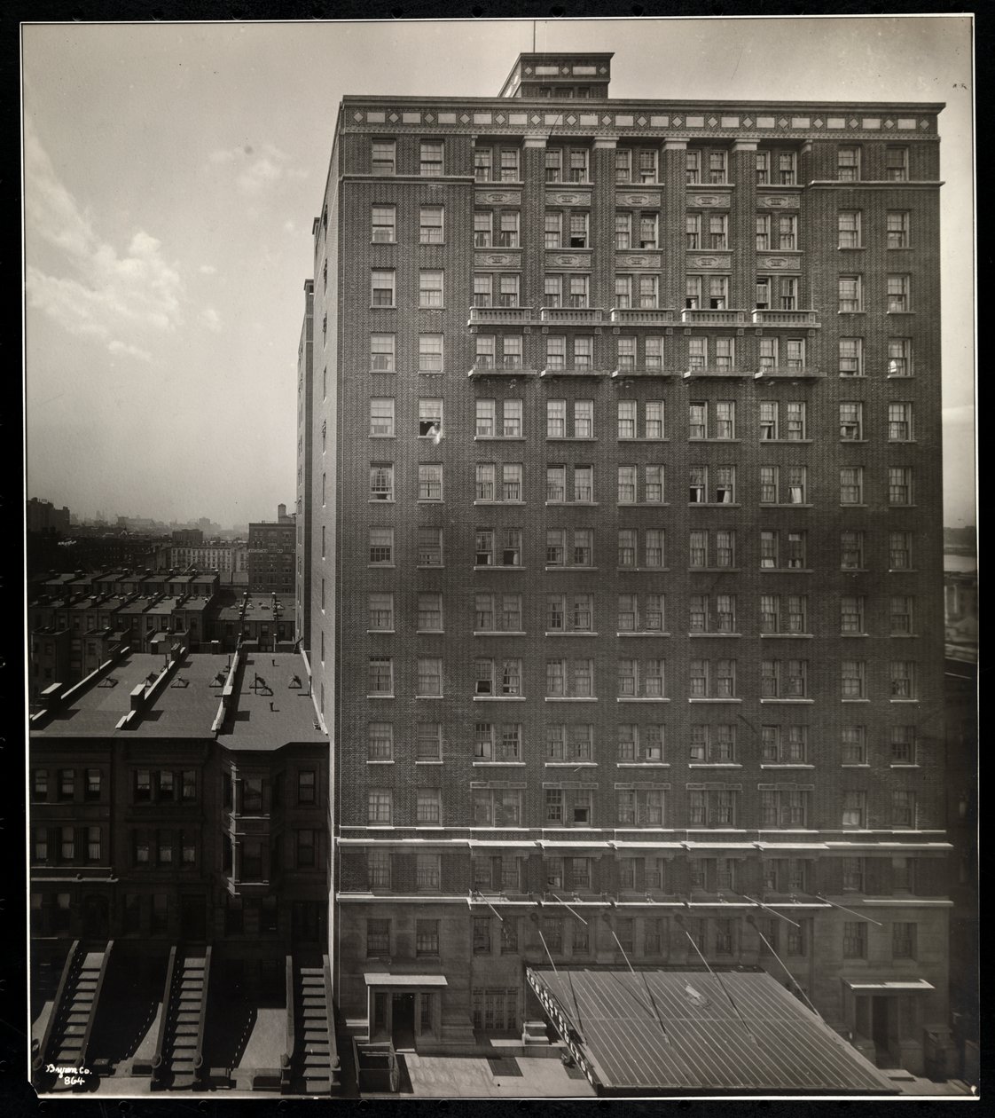 The Hotel Robert Fulton, 228 West 71st Street, New York, 1920 (sølv gelatintrykk) av Byron Company