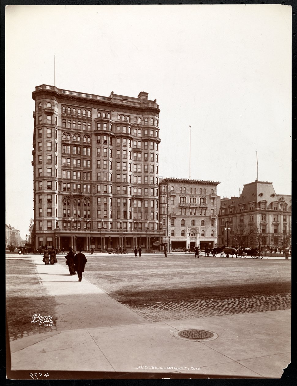 Hotel Savoy på 59th Street og 5th Avenue, utsikt fra inngangen til Central Park, New York, 1898 (sølv gelatintrykk) av Byron Company