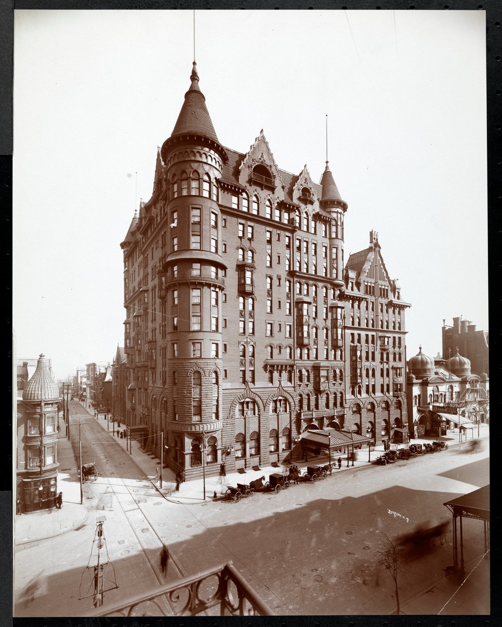 The Hotel Walton, Philadelphia, ca. 1905 (sølv gelatintrykk) av Byron Company