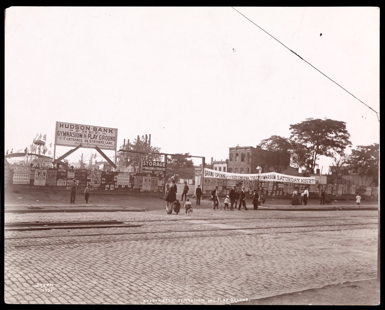 Hudson Bank Playground and Gymnasium, 53rd Street og 11th Avenue, New York, 1898 (sølv gelatintrykk) av Byron Company
