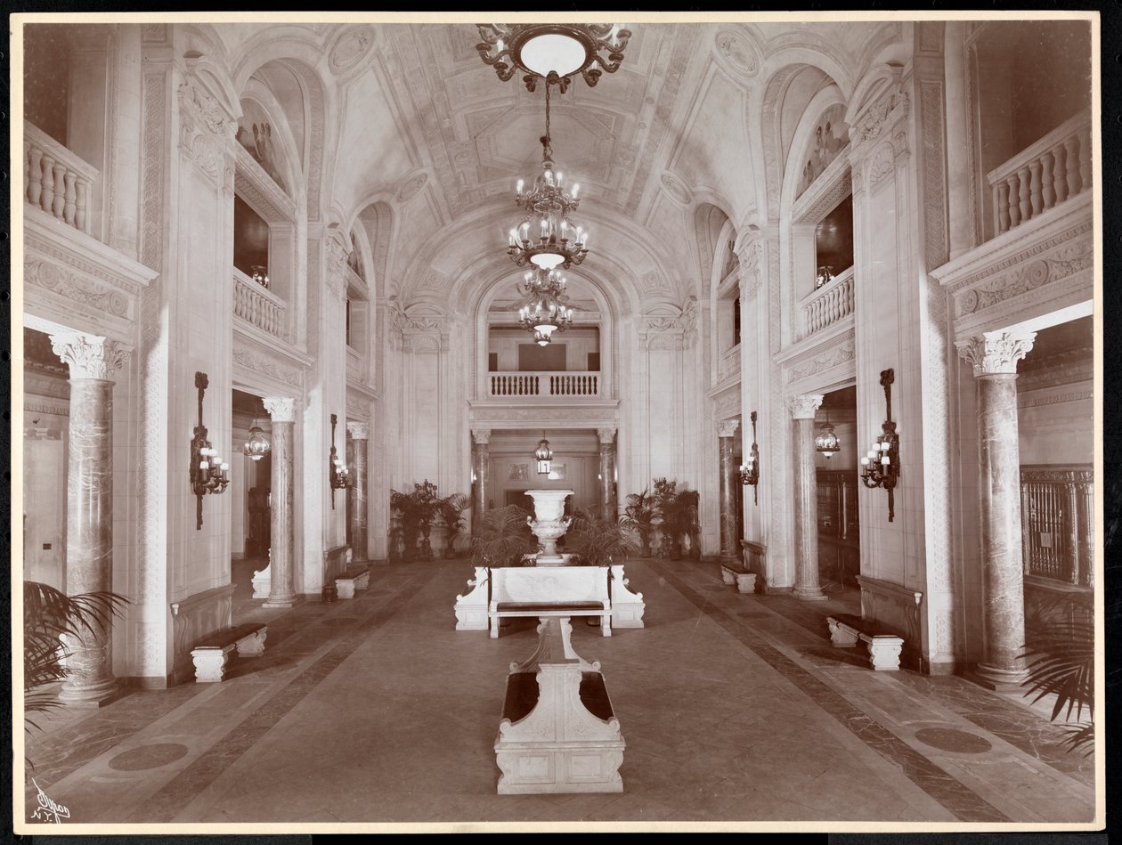 Lobbyen på Hotel McAlpin, 1913 (sølv gelatintrykk) av Byron Company