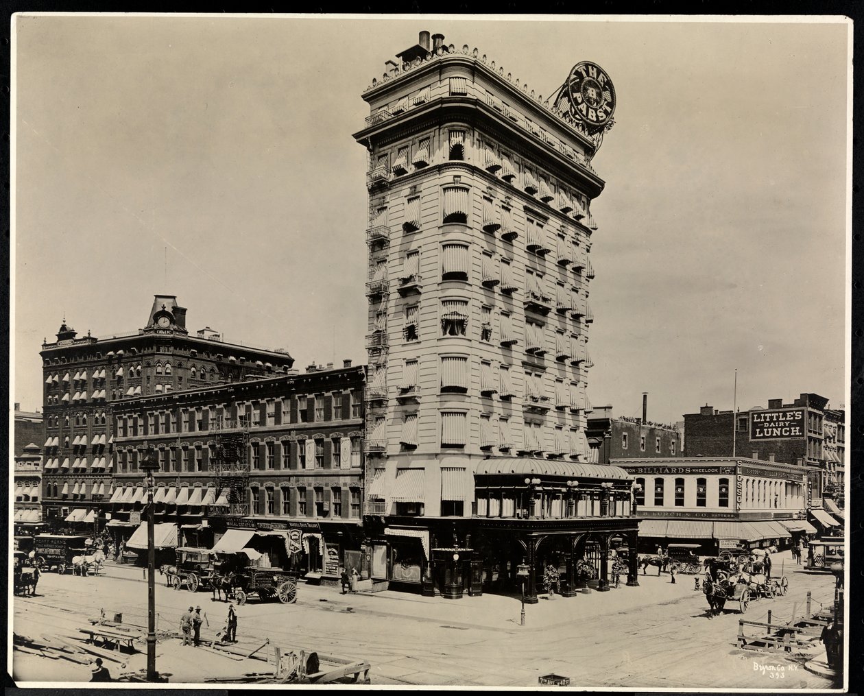 The Pabst Hotel, 42nd Street, Broadway og 7th Avenue, New York, 1919 (sølv gelatintrykk) av Byron Company