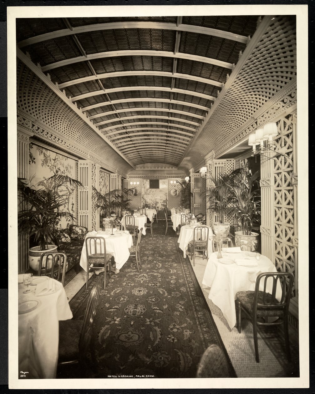 The Palm Room restaurant på Hotel Lorraine, 1923 (sølv gelatintrykk) av Byron Company