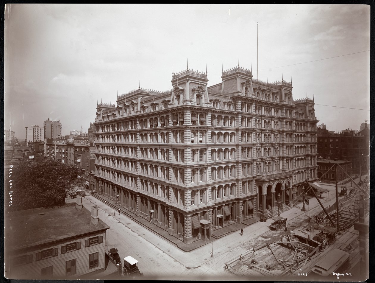 The Park Avenue Hotel, 32nd to 33rd Street, New York, 1901 eller 1902 (sølv gelatintrykk) av Byron Company