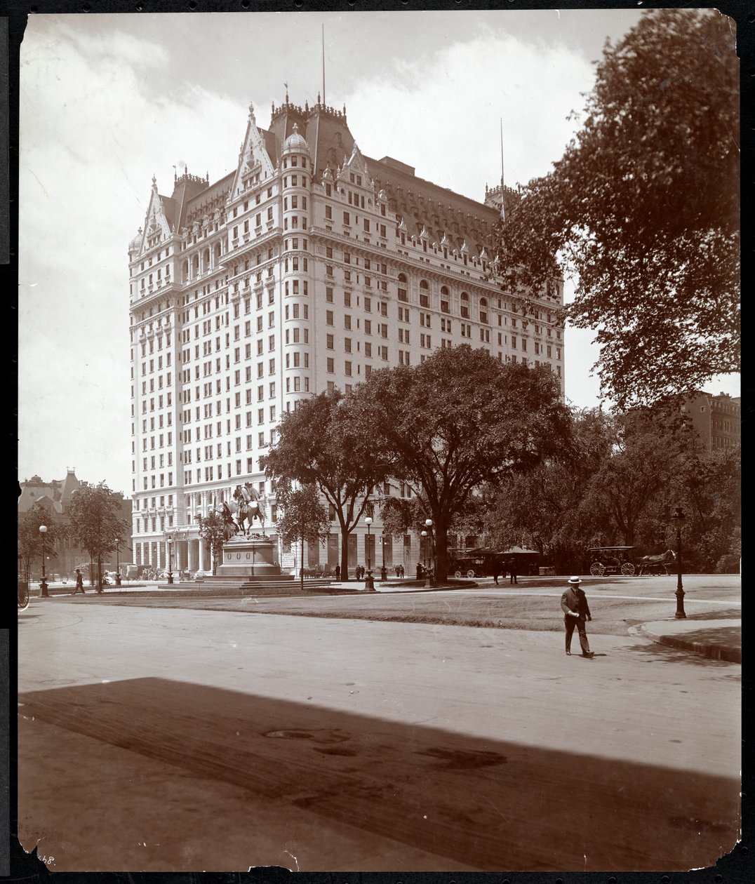 The Plaza Hotel, 5th Avenue og 59th Street, New York, 1907 (sølv gelatintrykk) av Byron Company