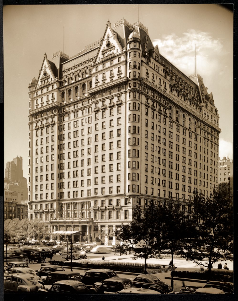 The Plaza Hotel, 5th Avenue and 59th Street, New York, ca. 1937 (sølv gelatintrykk) av Byron Company
