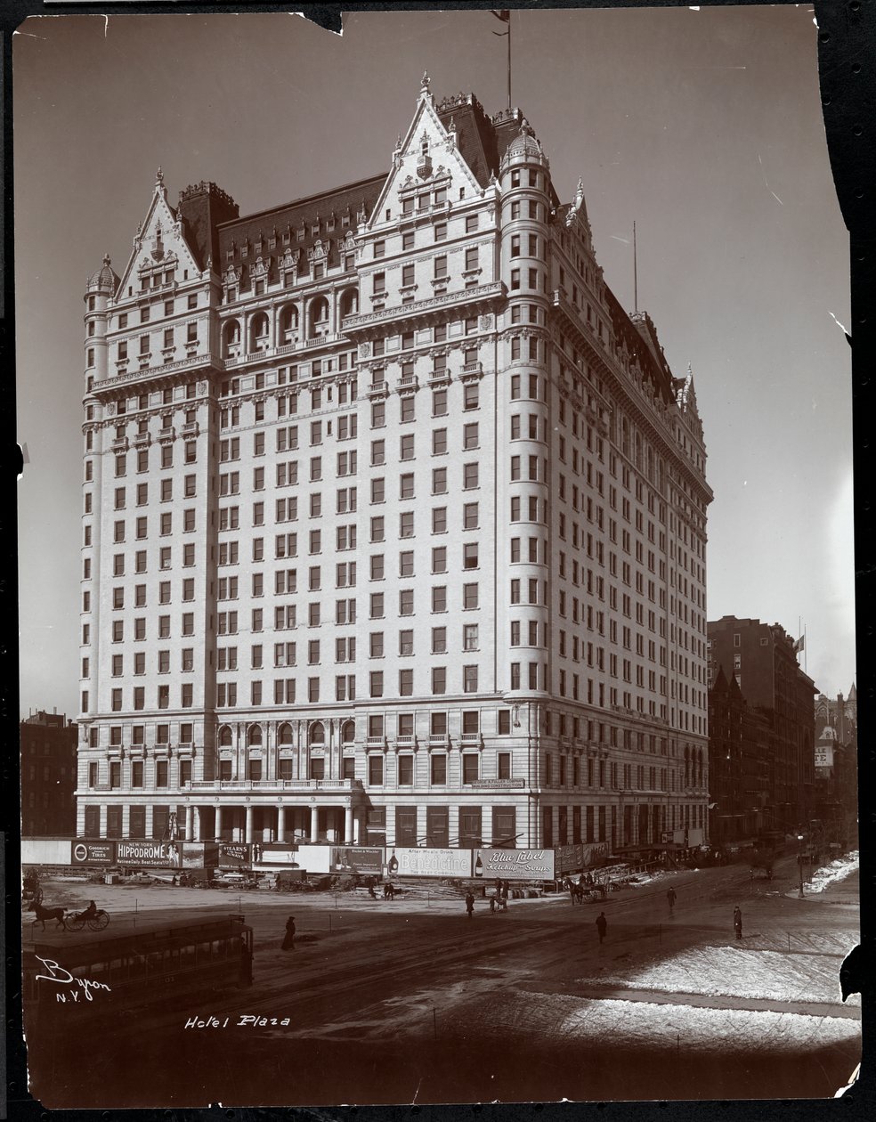 Plaza Hotel under bygging, 5th Avenue og 59th Street, New York, ca. 1907 (sølv gelatintrykk) av Byron Company