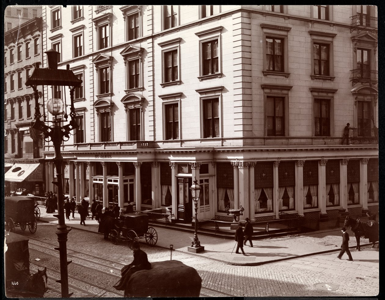 The St. James Hotel, nordøstlige hjørne av Broadway og 26th eller 27th Street, New York, 1896 (sølv gelatintrykk) av Byron Company