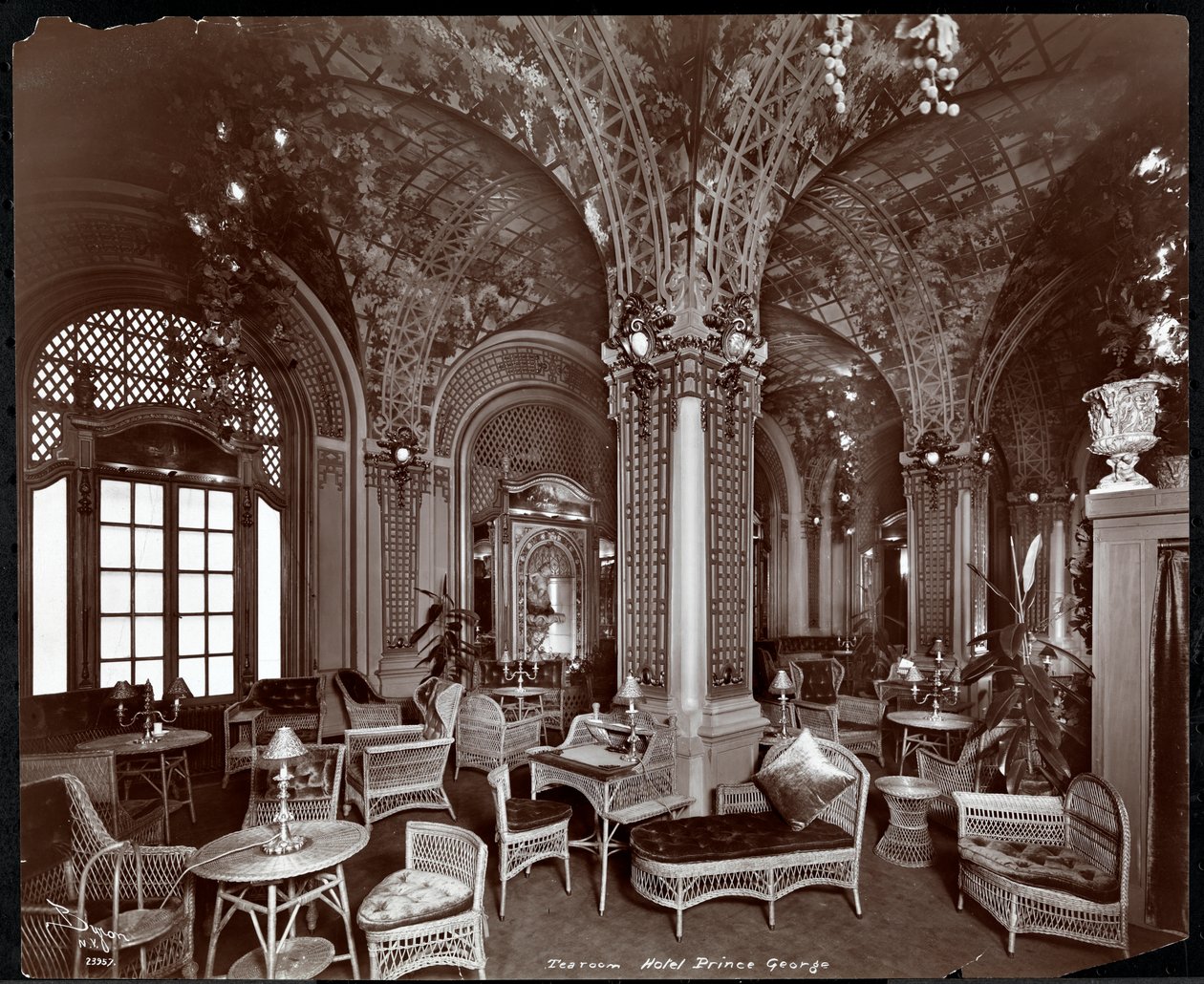 The Tea Room på Hotel Prince George, 1907 (sølv gelatintrykk) av Byron Company