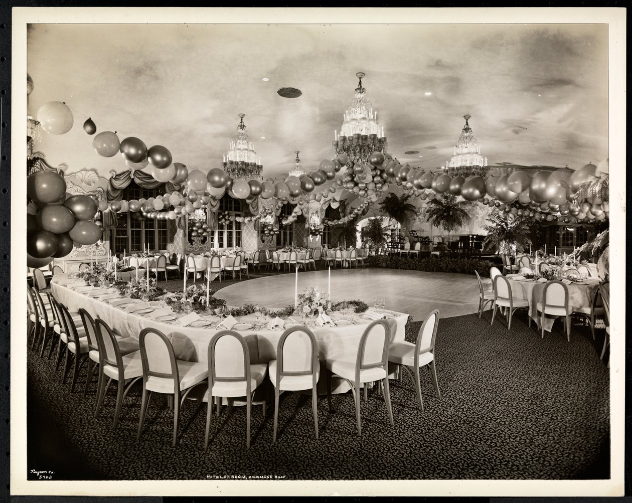 Wienertaket på Hotel St. Regis, 1937 (sølv gelatintrykk) av Byron Company