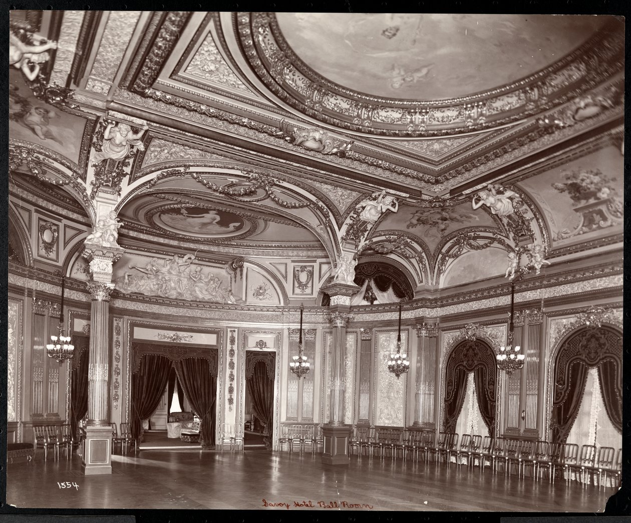 Ballsalen på Hotel Savoy, ca. 1895-96 (sølv gelatintrykk) av Byron Company