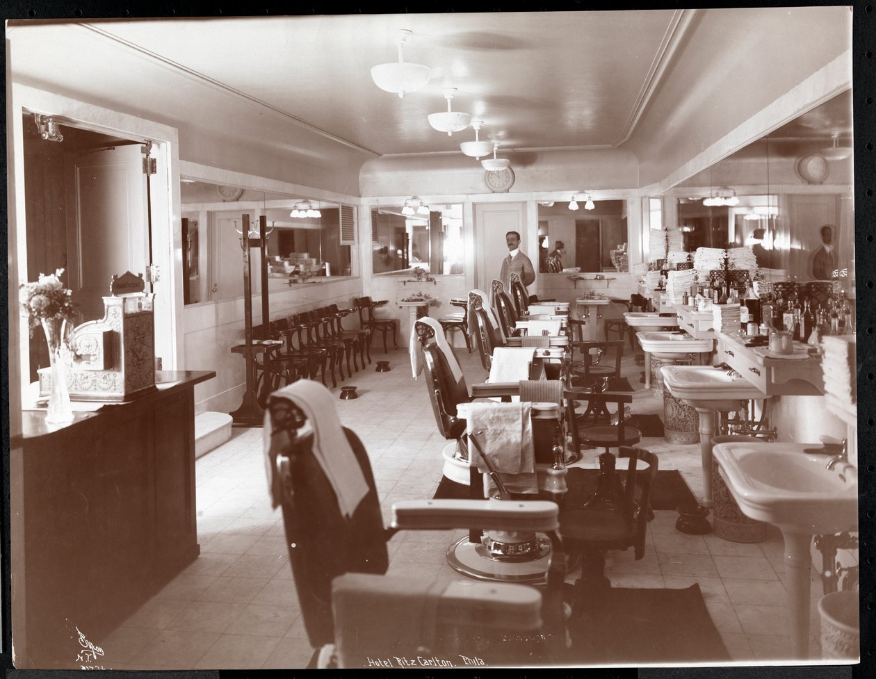 Frisørsalongen på Philadelphia Ritz-Carlton Hotel, 1913 (sølv gelatintrykk) av Byron Company