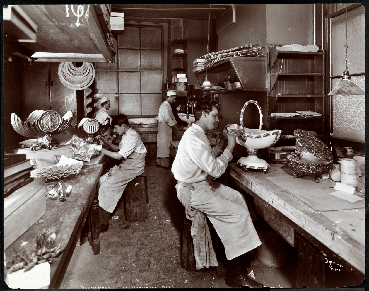 Konfektavdelingen på Hotel Delmonico, 1902 (sølv gelatintrykk) av Byron Company