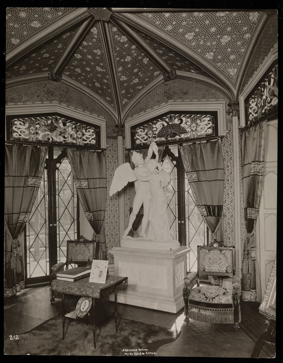 Salongen til Helen Gould-godset (avdøde Jay Gould-residens) i Tarrytown, New York, 1893-94 (sølvgelatintrykk) av Byron Company