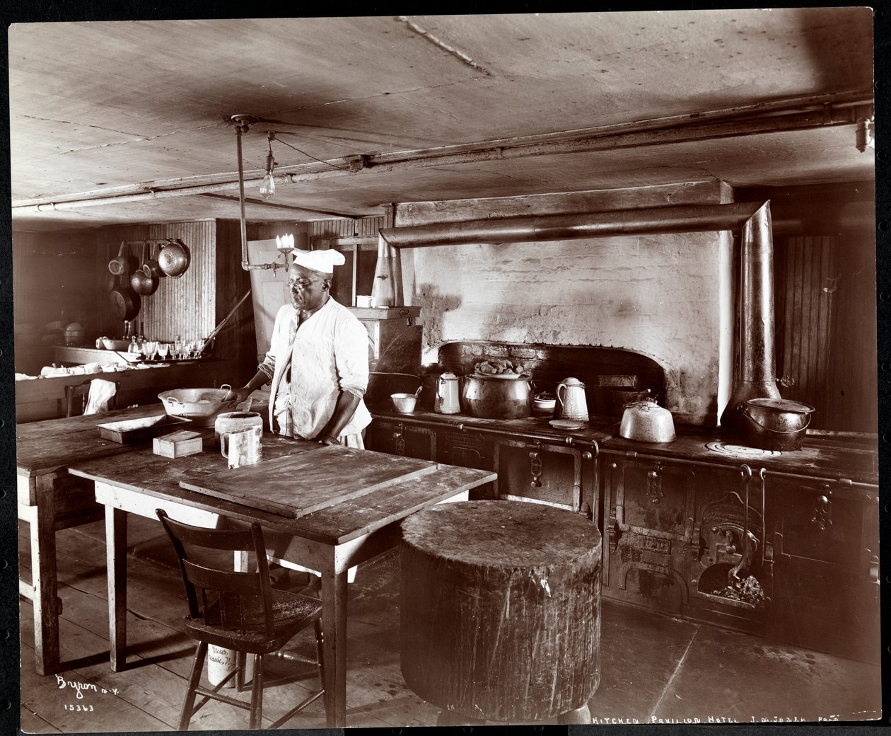 Kjøkkenet på Janer's Pavilion Hotel, Red Bank, New Jersey, 1903 (sølv gelatintrykk) av Byron Company