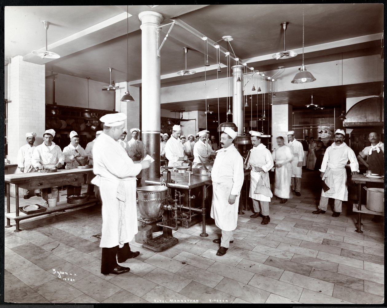 Kjøkkenet på Hotel Manhattan, 1902 (sølv gelatintrykk) av Byron Company
