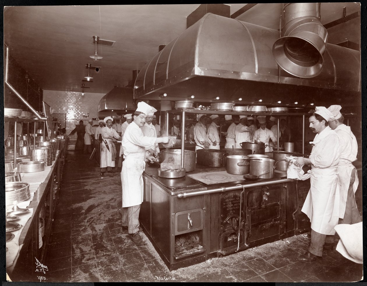 Kjøkkenet på Ritz-Carlton Hotel, ca. 1910-11 (sølv gelatintrykk) av Byron Company