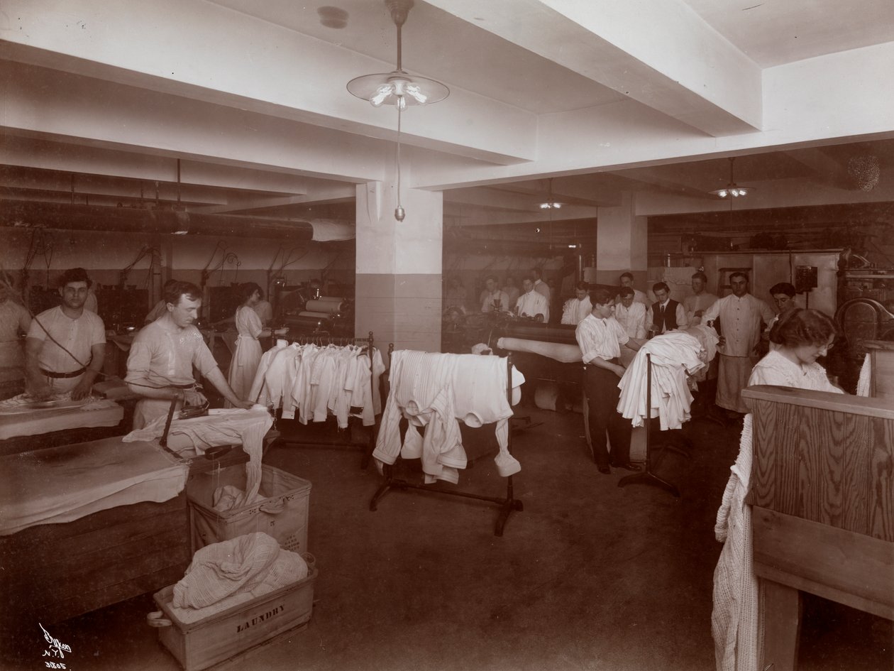 Vaskerommet på Hotel McAlpin, 1913 (sølv gelatintrykk) av Byron Company